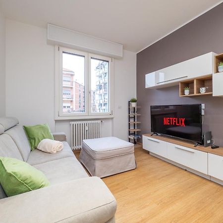 Milano 5 Guests - Modern Apt With Balcony Bagian luar foto