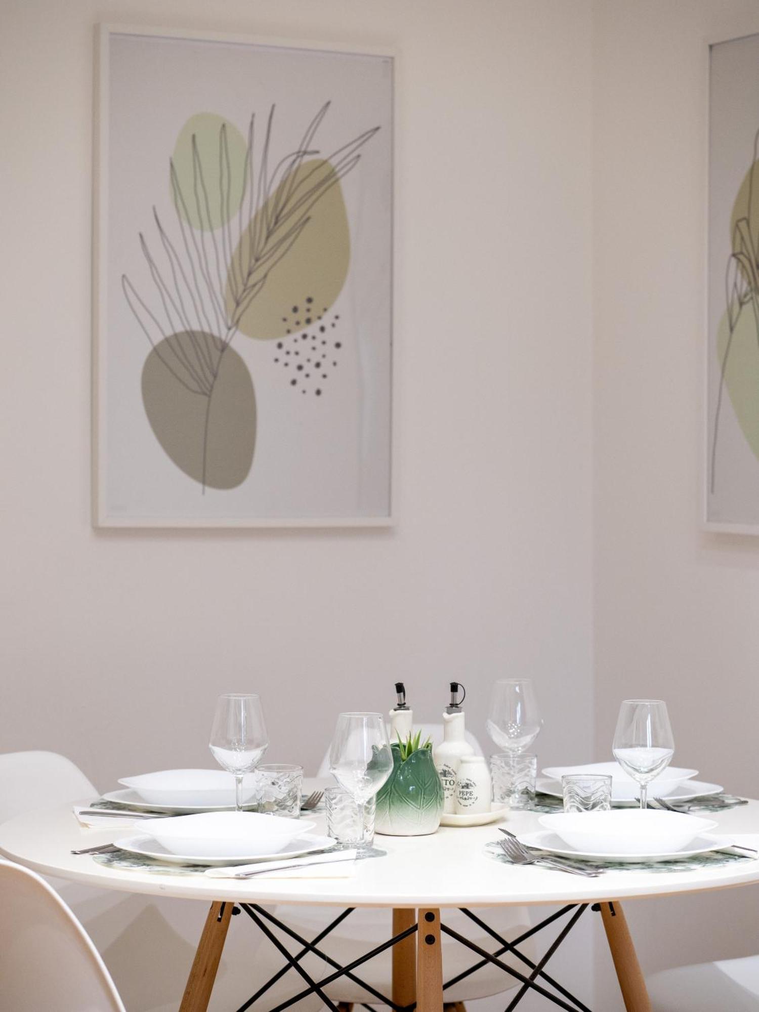 Milano 5 Guests - Modern Apt With Balcony Bagian luar foto