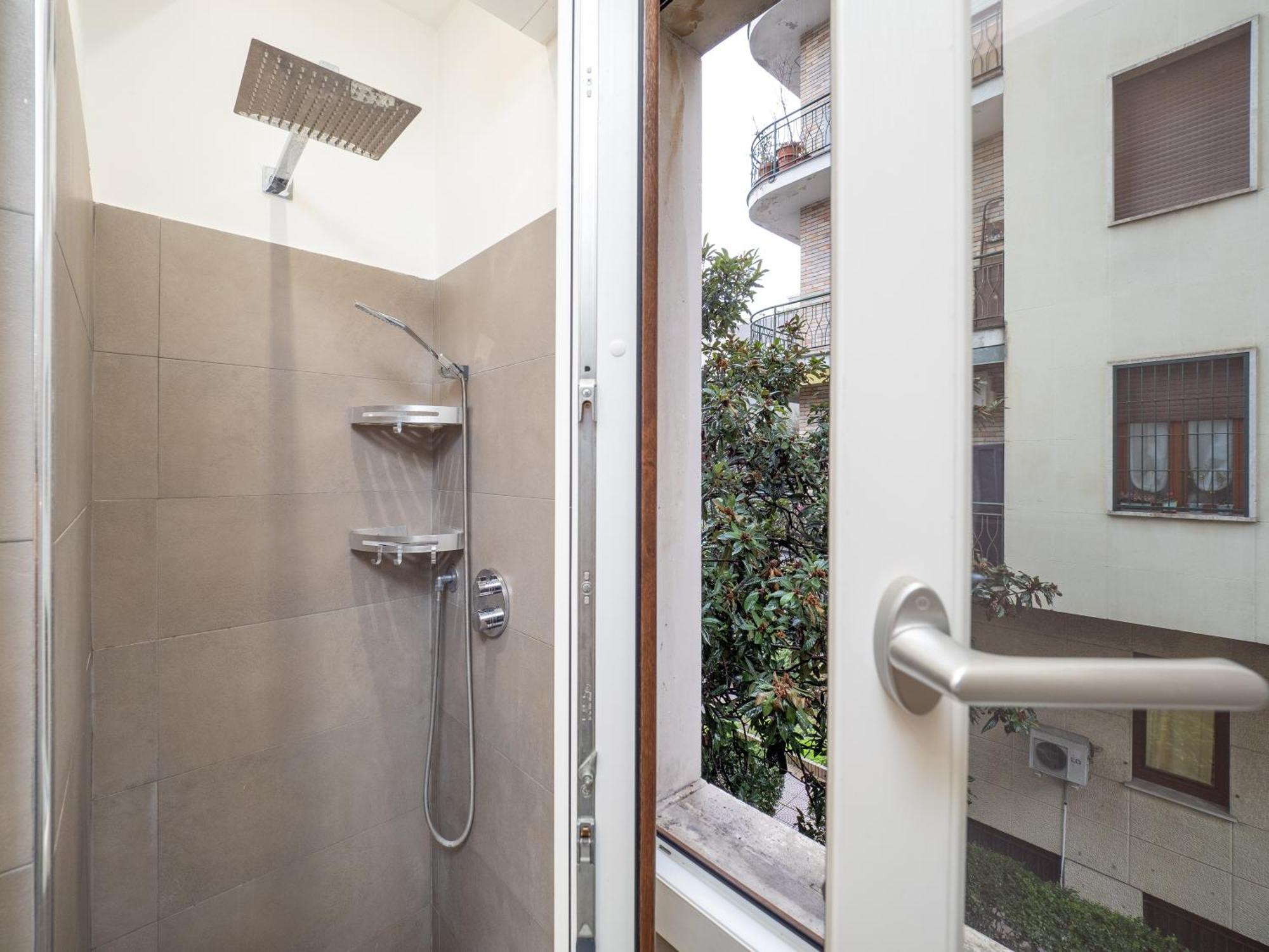 Milano 5 Guests - Modern Apt With Balcony Bagian luar foto