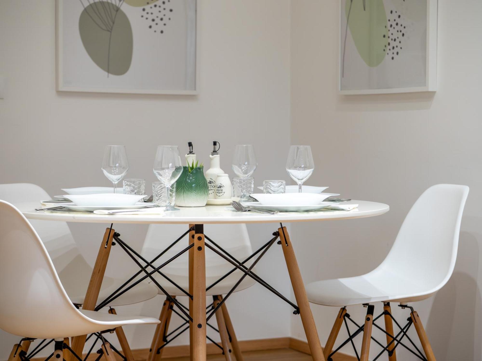 Milano 5 Guests - Modern Apt With Balcony Bagian luar foto